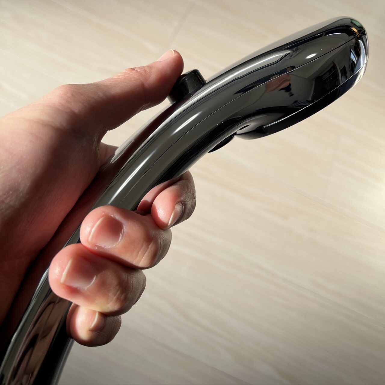 SANEIレイニーメタリックを手に持ったサイズ感